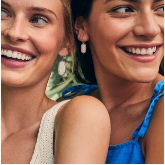 *SOLD* NWT! Kendra Scott Lee Gold Drop Earrings in Lilac Abalone - Picture 6 of 6